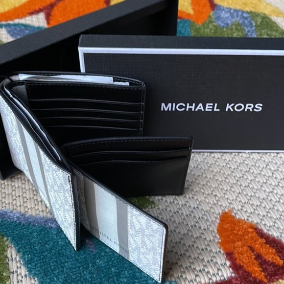 Michael Kors Boxed Signature 3 in 1 Bifold Wallet In White / Pearl Grey - Picture 14 of 14